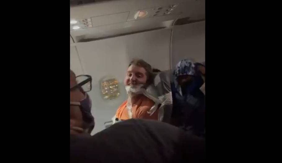 В США пассажир самолета домогался стюардесс и был примотан скотчем к креслу (видео)