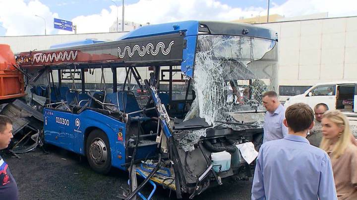 Вести в 20:00. Автобус выбросил КамАЗ с дороги: в ДТП пострадали 14 пассажиров