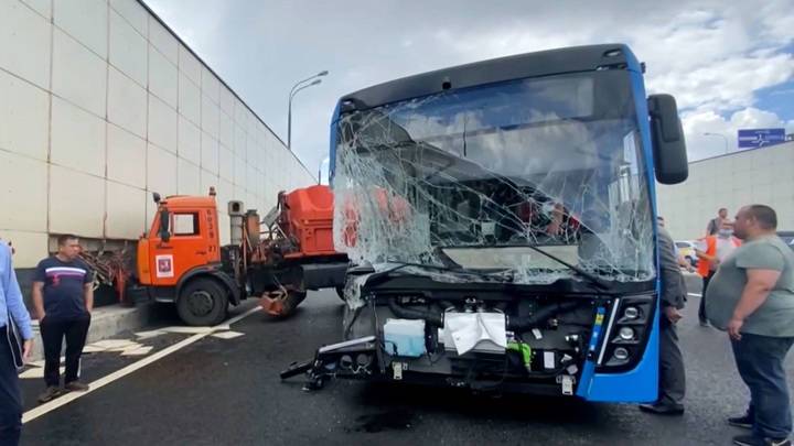 ДТП с автобусом в Москве: многотонный грузовой КамАЗ выбросило с дороги