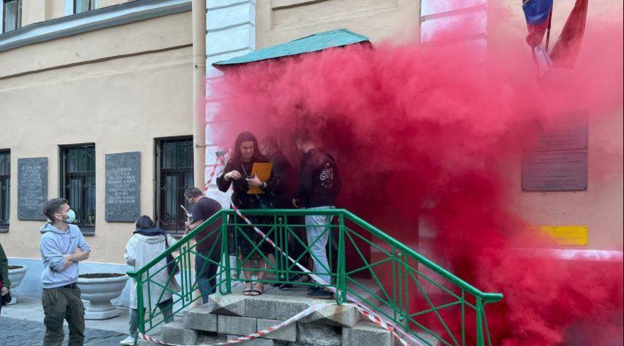 Причиной красного дыма в МО «Смольнинское» стал взрыв баллона с краской
