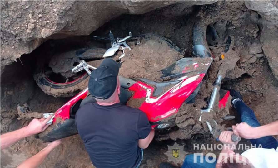 В Житомирской области мужчина закопал под землю украденный мотоцикл