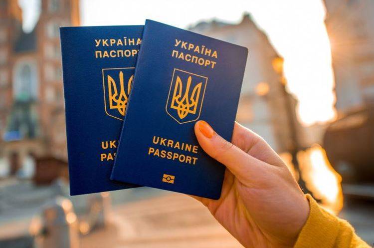 ЕС просит Украину не выдавать по два загранпаспорта