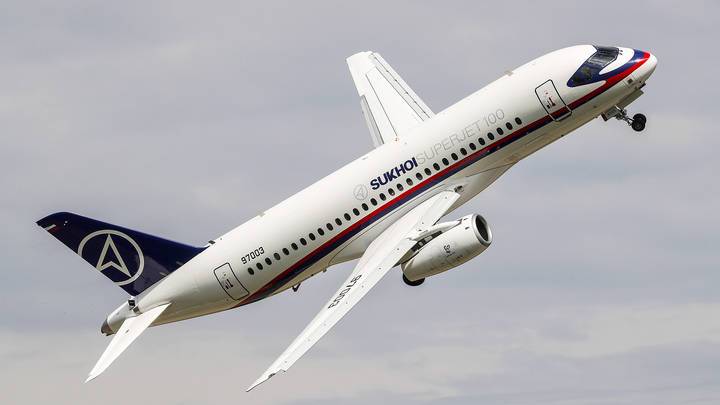 Самолет, следовавший из Екатеринбурга в Москву, подал сигнал тревоги