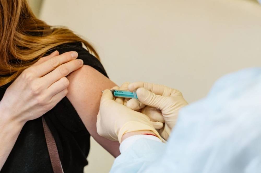 Власти США могут обязать въезжающих иностранцев быть вакцинированными