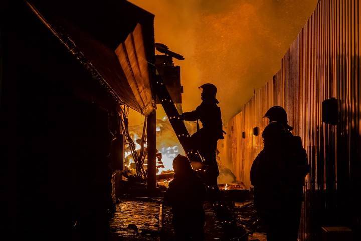 Пожар в доме на западе Москвы потушили