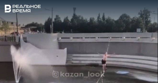 В Казани мужчина пытался перейти Булак по канату — видео