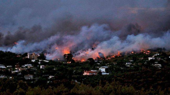 В Греции лесные пожары вплотную приблизились к историческим объектам