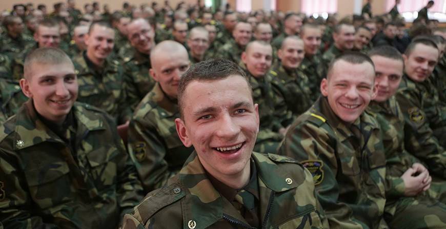 Александр Лукашенко поздравил личный состав и ветеранов 86-й бригады связи с 80-летием со дня ее образования