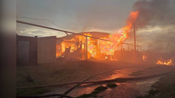 От удара молнии в Башкирии сгорели два жилых дома и дворовые постройки