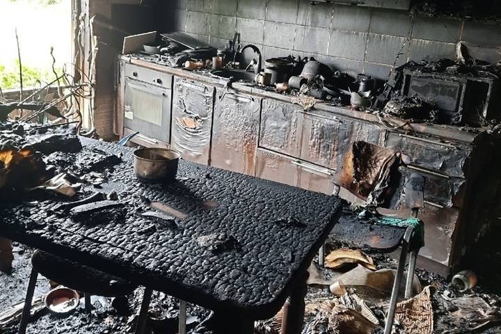У многодетной семьи из Тверской области выгорел дом