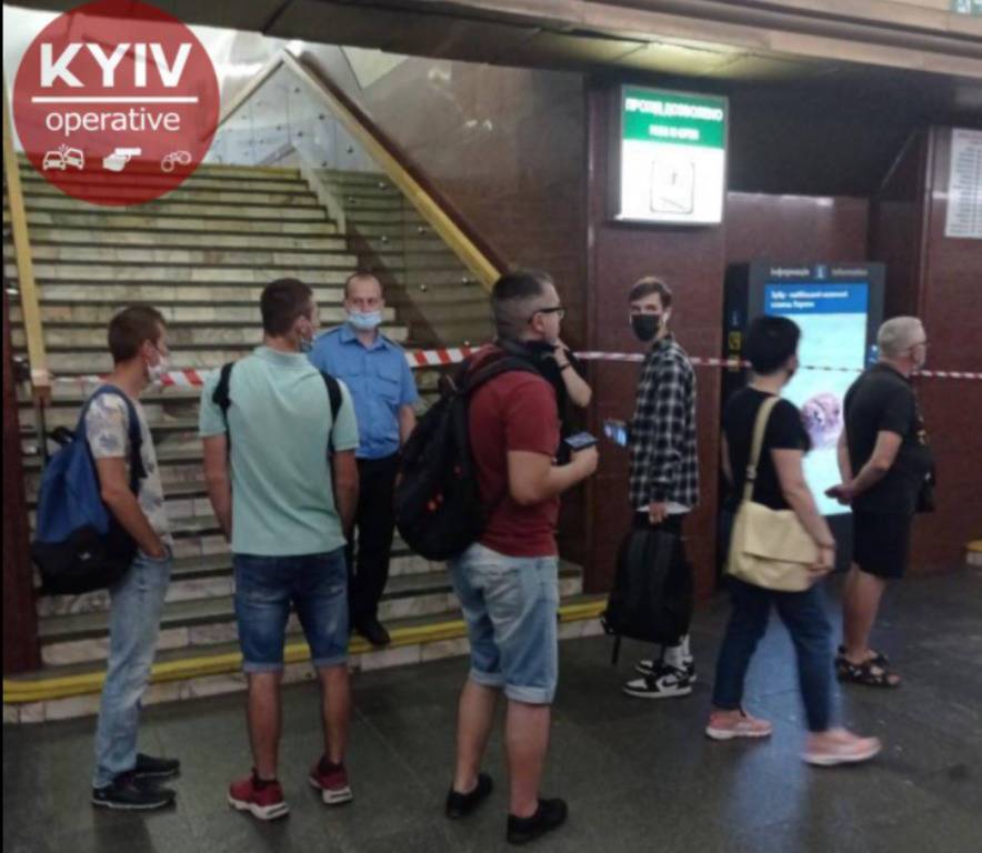 ЧП в метро Киева, людей срочно выводят на улицу: кадры с места событий
