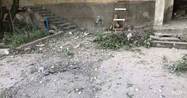 Боевики обстреляли жилые дома Красногоровки: среди местных есть раненые