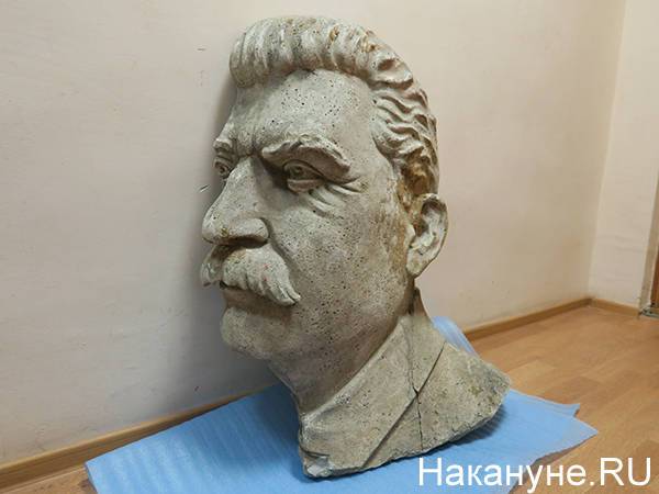 Значительная часть россиян выступает за установку памятника Сталину и создание "Сталин-центра" - опрос