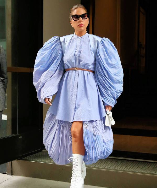 50 оттенков голубого на еще одном поражающем воображение платье Леди Гаги — на этот раз из жатого и плиссированного хлопка