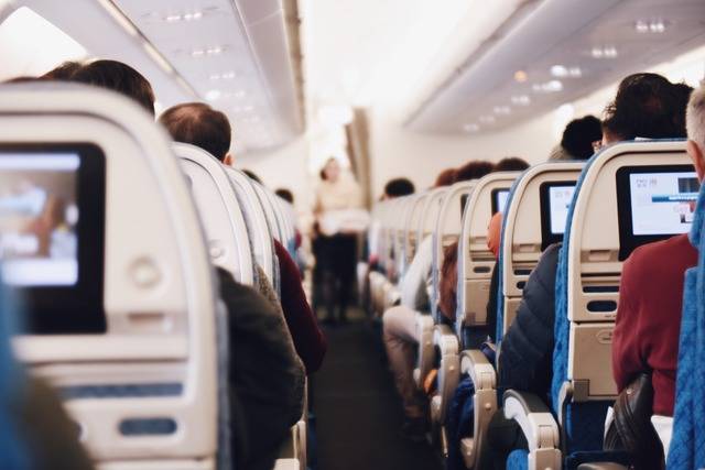 В самолете США произошел скандал: буйного пассажира пришлось связать изолентой и мира