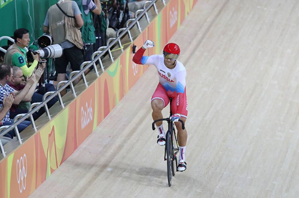 Велогонщик Дмитриев вышел в полуфинал олимпийского турнира в спринте
