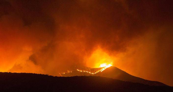 Пожар Dixie в Калифорнии не стихает: власти просят эвакуировать еще 15 тысяч человек