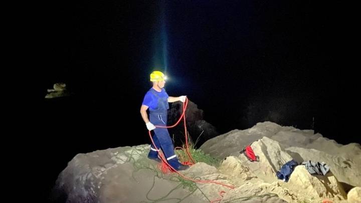 Доставали 3 часа: в Крыму девушка упала в расщелину глубиной около 15 метров