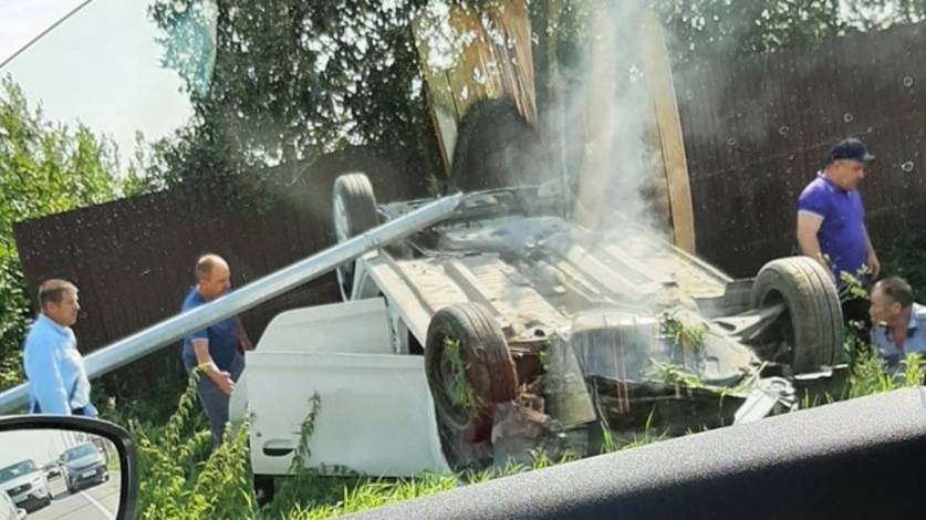 В тюменской деревне автомобиль перевернулся на крышу. Из-под капота идёт дым