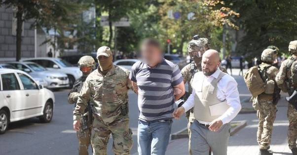 Угрожавшему взорвать гранату в Кабмине экс-АТОшнику сообщили о подозрении по трем статьям