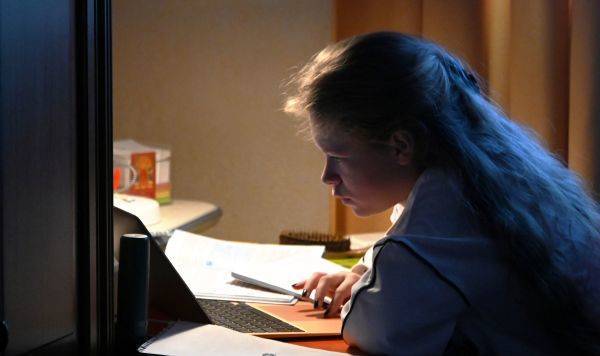Прощай, латвийская школа: опыт рижанки, которая перевела дочь на онлайн-обучение в Россию