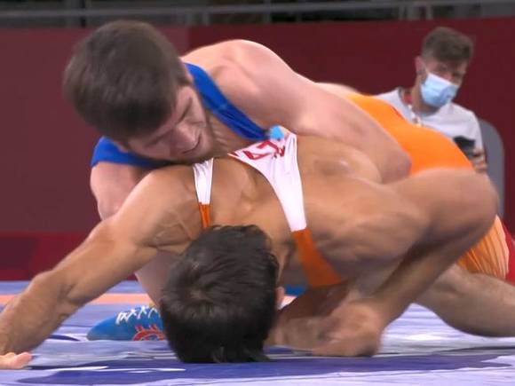 Завур Угуев завоевал «золото» в вольной борьбе на ОИ-2020