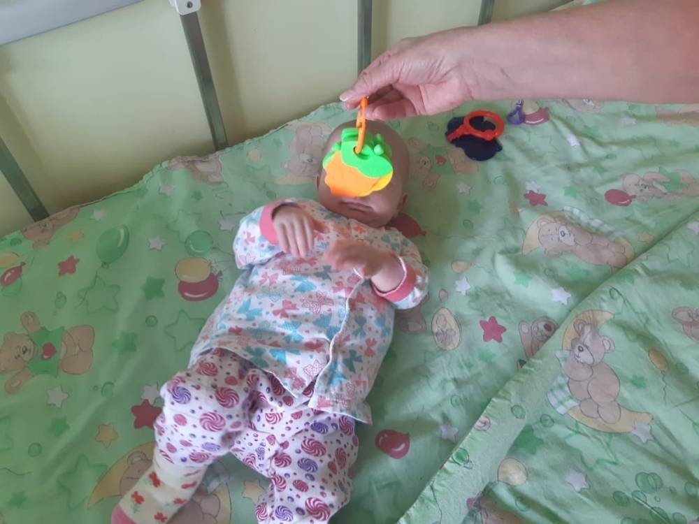 Девочку из Карпинска, которую мать не кормила и держала в шкафу, отдали родственникам