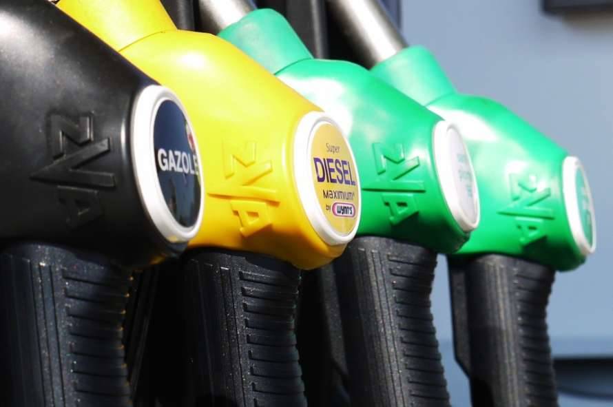 Автоэксперты назвали три признака некачественного бензина