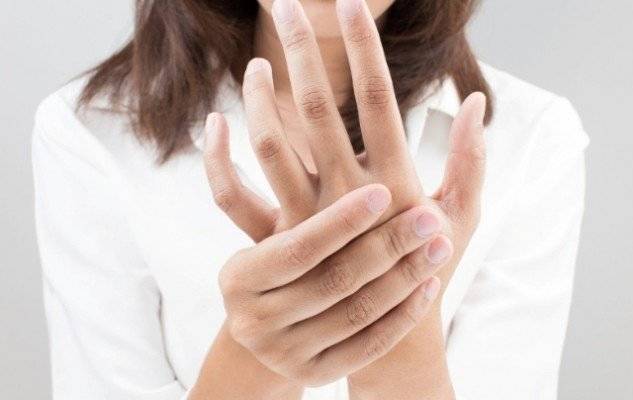 Судороги пальцев рук: причины и как лечить?