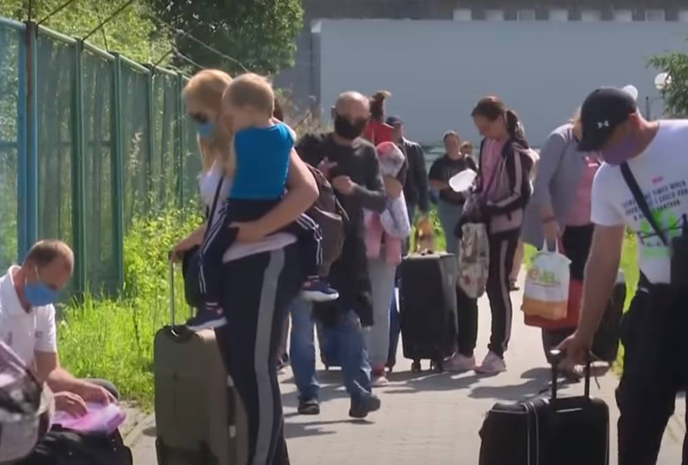 Украинским заробитчанам могут запретить въезд в ЕС: кому придется вернуться домой