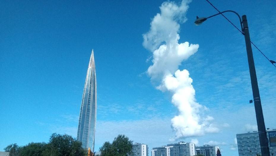 В Петербурге и Ленобласти заметили странные вертикальные облака