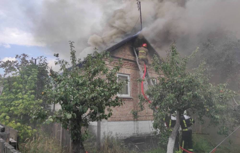 Масштабный пожар охватил дом в Киеве, дым до небес: кадры с места ЧП