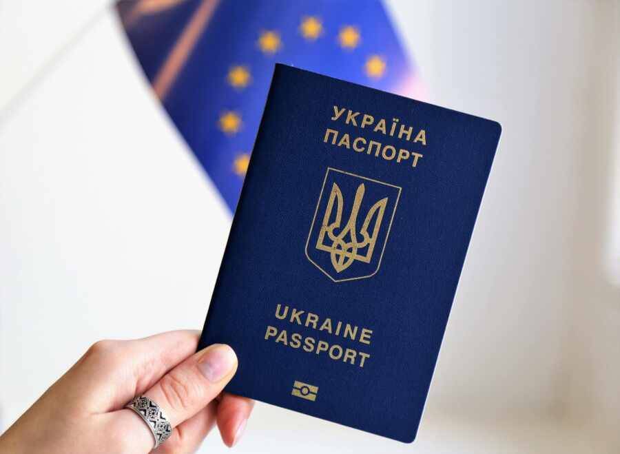Жители Донбасса не могут встать в очередь на получение паспорта Украины