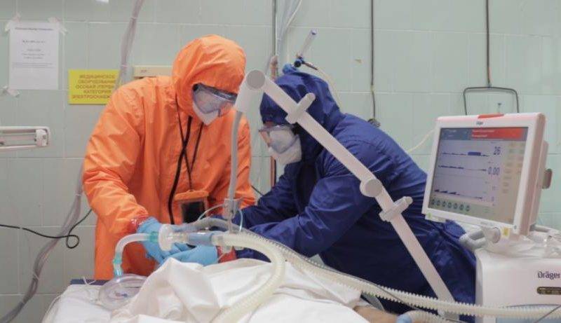 «Тяжелых больных и смертей стало больше в разы: что на самом деле происходит в красной зоне ковидного госпиталя