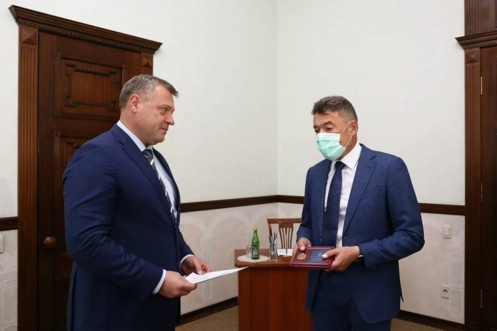 Игорь Бабушкин вручил главному онкологу России почетный знак «За профессиональные заслуги»