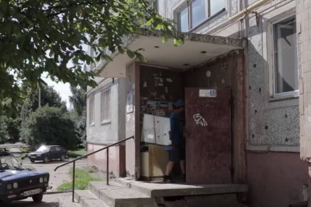 В Смоленске продолжается ремонт подъездов жилых домов