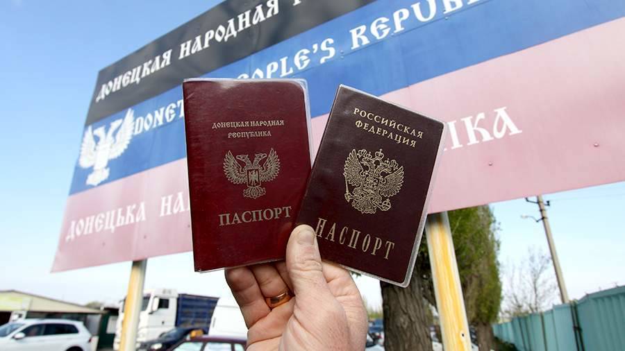 Зеленский обвинил РФ в нарушении международного права из-за выдачи паспортов в Донбассе