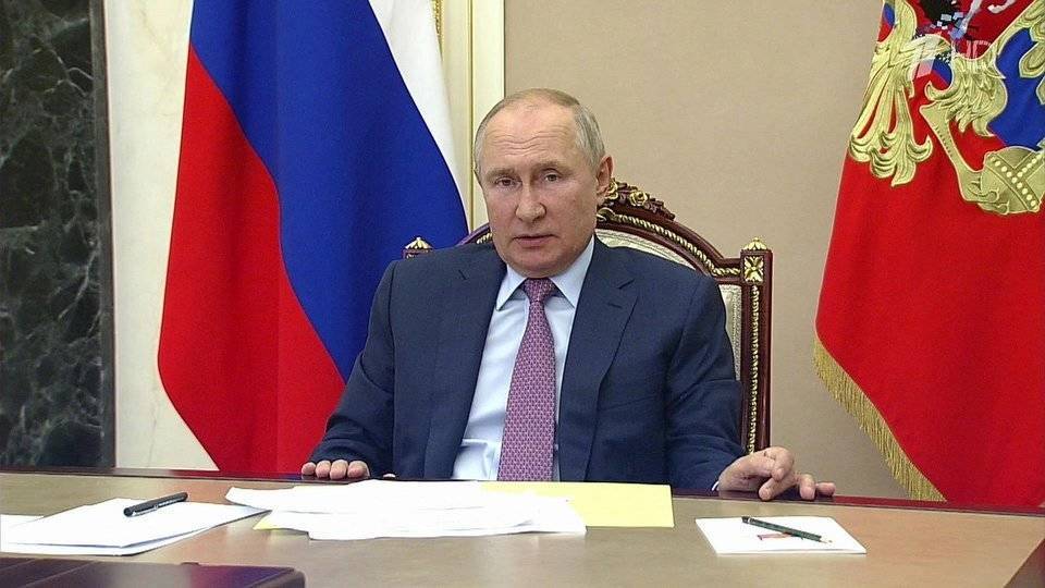 Кабмин должен оперативно реагировать на все вопросы и вызовы, заявил Владимир Путин на совещании с министрами