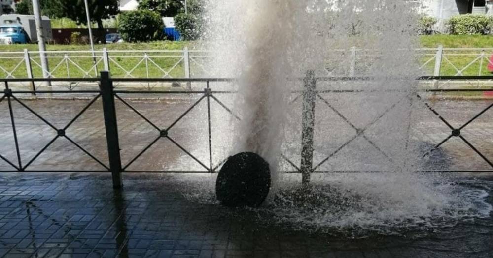 «С потоком воды вылетел засор»: директор Черняховского «Водоканала» — о прорыве трубы в центре города
