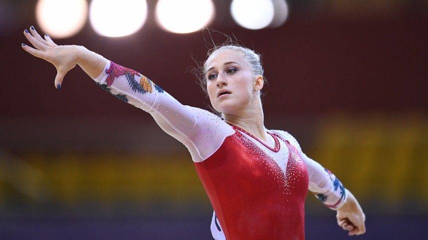 Юные гимнастки с плакатами встретили в Петербурге олимпийскую чемпионку Ахаимову