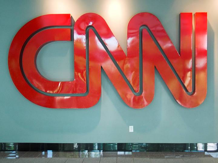 Телеканал CNN уволил троих сотрудников из-за посещения офиса без вакцинации