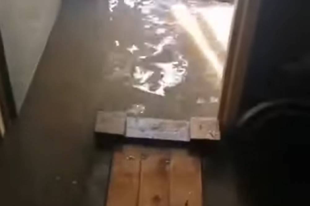 В Хабаровске первый этаж жилого дома в оказался затоплен