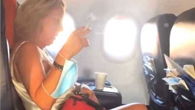 Российская туристка решила покурить в салоне самолета во время полета из Турции