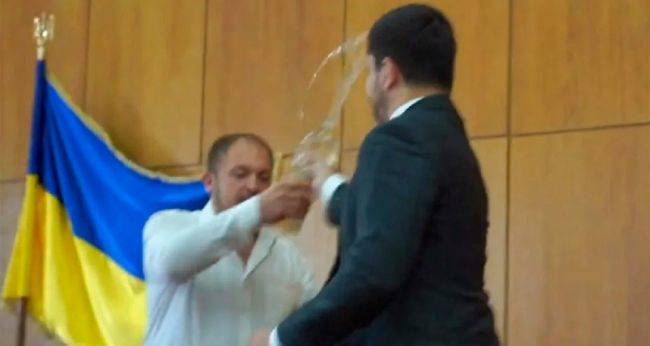 В украинском Конотопе мэр облил водой депутата Рады (видео)