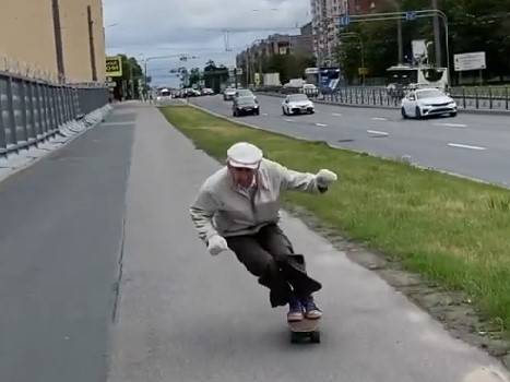 Пожилой скейтбордист гоняет по улицам Санкт-Петербурга — видео