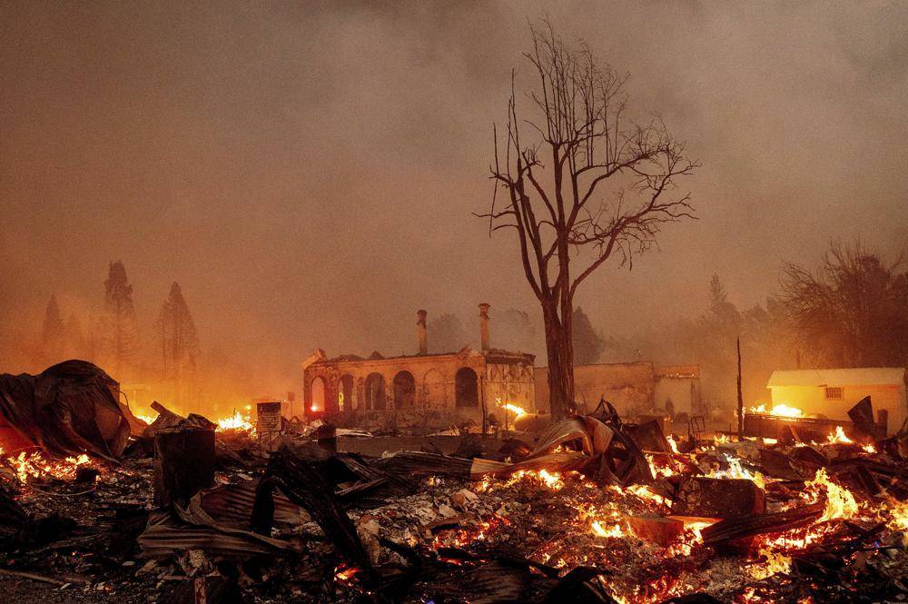 В Калифорнии лесные пожары превратили целый город в пепелище: фото