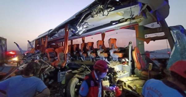 ДТП в Турции: автобус врезался в грузовик, погибли девять человек (ФОТО)