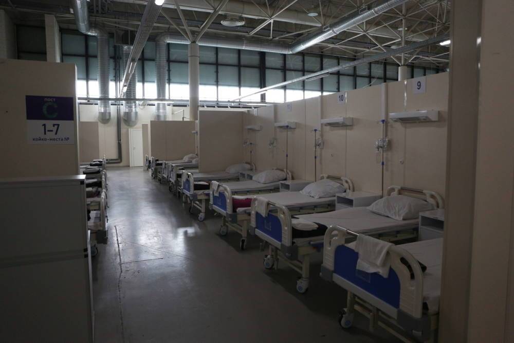 В ковидных госпиталях Петербурга освободилось 50% коек
