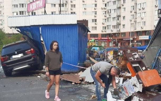 В Киеве на Позняках девушка на BMW снесла киоски