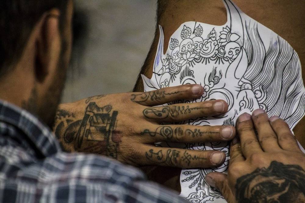 Белгородец сломал нос тату-мастеру из-за татуировки, которая не понравилась его девушке